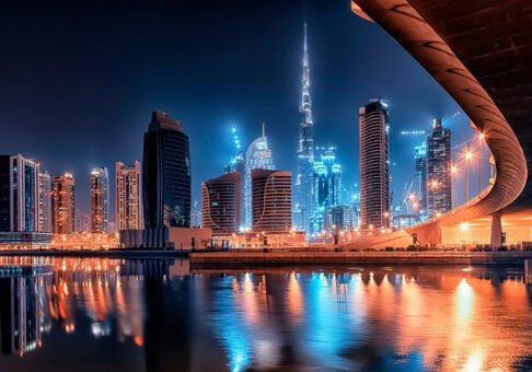 נוף לקו הרקיע של דובאי עם פרויקטי נדל״ן חדשים למכירה