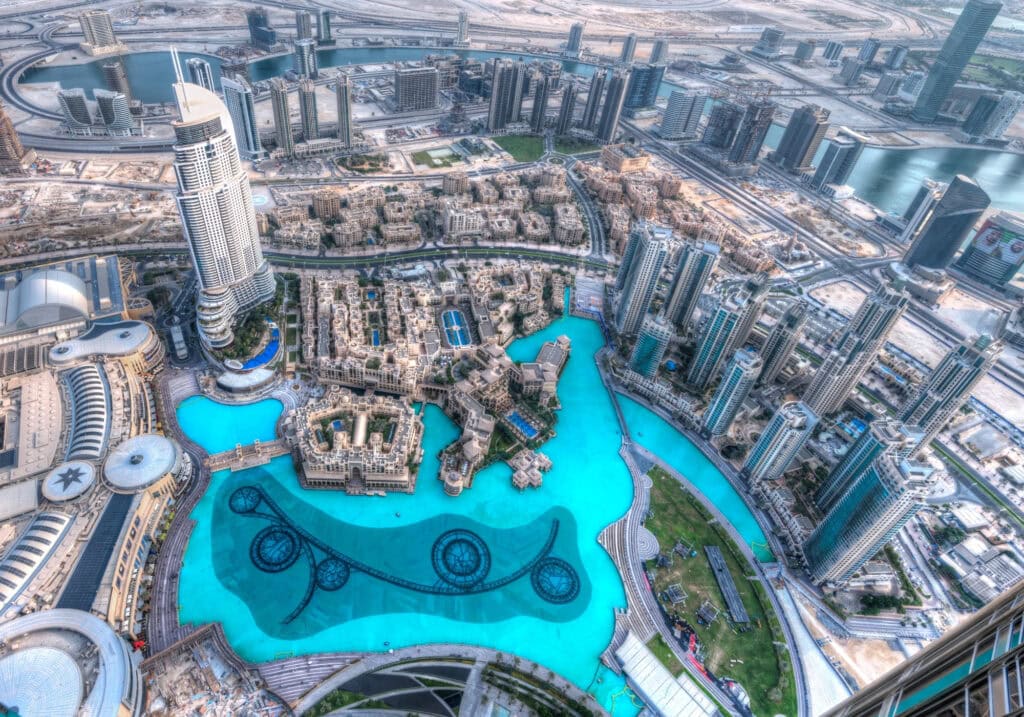 אזור מסעדות ובילוי ב-Dubai Mall מול בורג' ח'ליפה